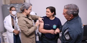 Vacinação contra a gripe reforça parceria entre saúde e segurança em todo MS: “cuidando de quem cuida”