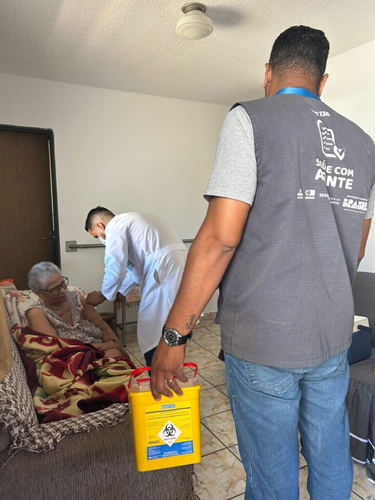 Diante do aumento de casos de doenças respiratórias, Sesau intensifica vacinação de acamados com apoio do Estado Diante do aumento de casos de doenças respiratórias, Sesau intensifica vacinação de acamados com apoio do Estado