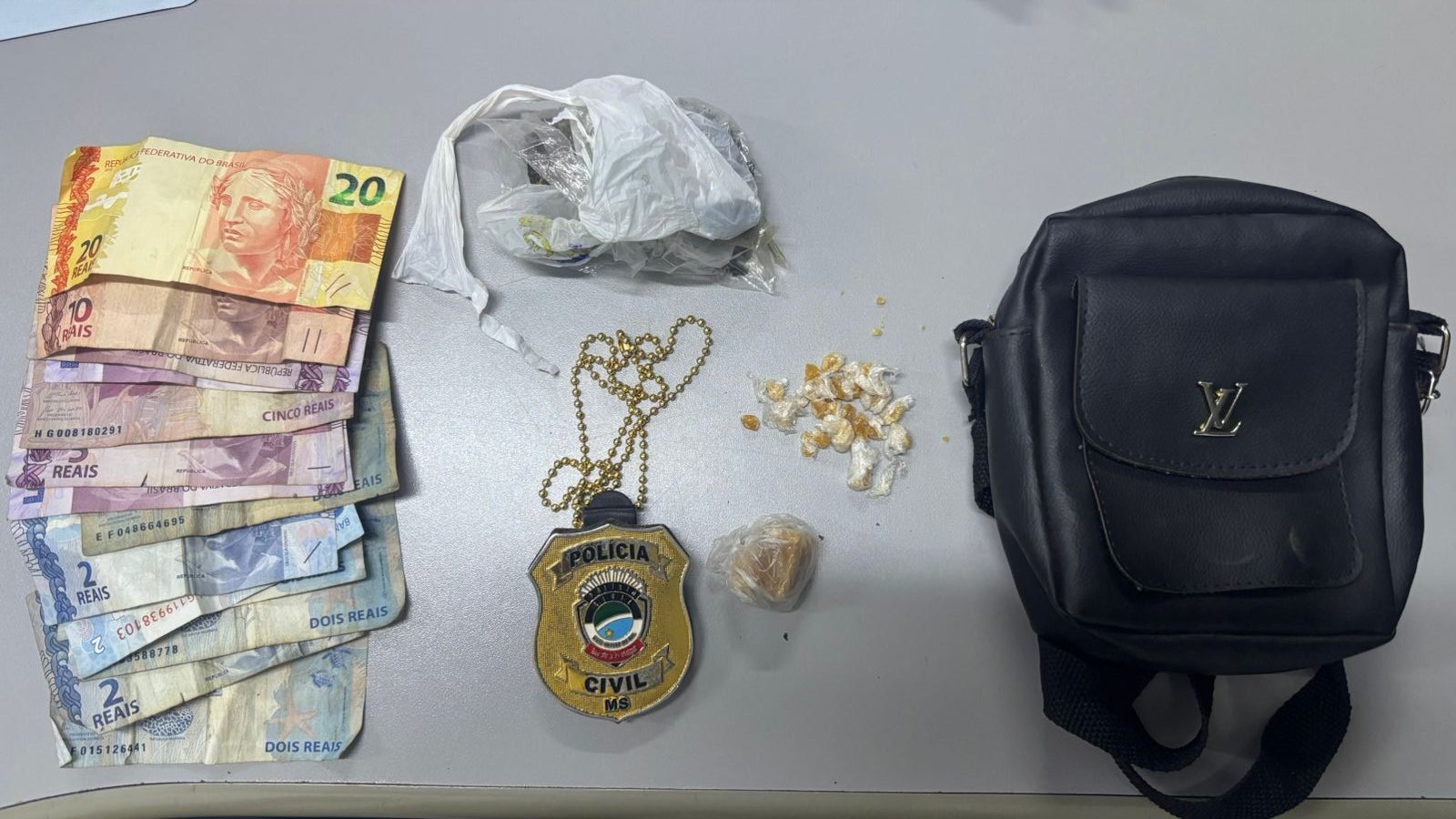 Casal é preso por tráfico em Naviraí com drogas escondidas pela casa