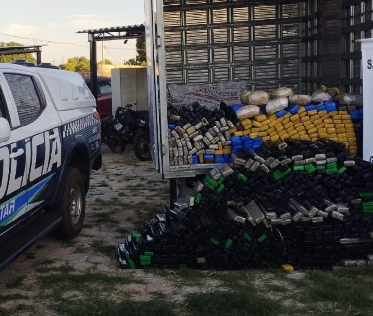 Caminhão com droga foge da PM e é encontrado abandonado em MS