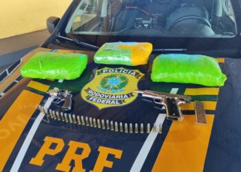 PRF flagra droga, armas e munições em carro durante fiscalização na BR-158, em Paranaíba