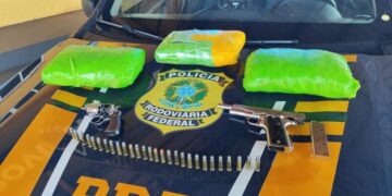 PRF flagra droga, armas e munições em carro durante fiscalização na BR-158, em Paranaíba