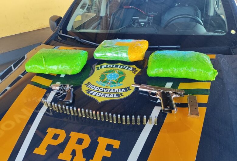PRF flagra droga, armas e munições em carro durante fiscalização na BR-158, em Paranaíba