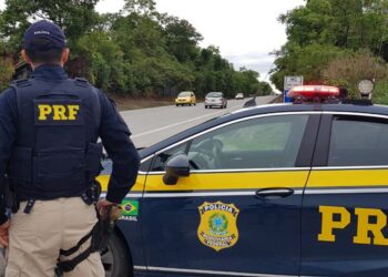 Embriagado, caminhoneiro causa acidente na BR-163, tenta fugir a pé e agride policiais em Campo Grande