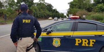 Embriagado, caminhoneiro causa acidente na BR-163, tenta fugir a pé e agride policiais em Campo Grande