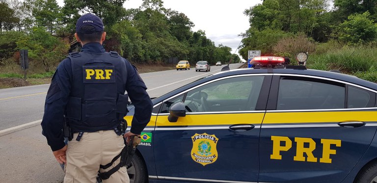 Embriagado, caminhoneiro causa acidente na BR-163, tenta fugir a pé e agride policiais em Campo Grande