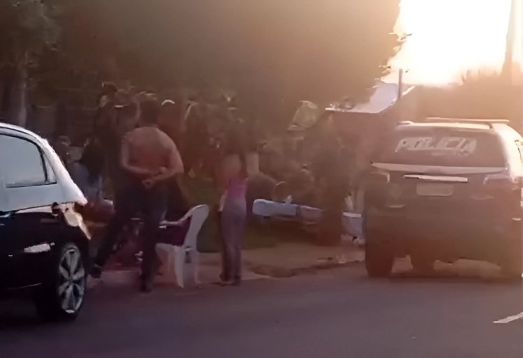 Homem em surto agride pai com enxada, ameaça família e é baleado pela PM em Ivinhema