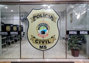 Com faca na cintura, homem é detido após assustar pedestres em frente à JBS