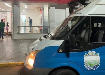 Polícia é acionada após mulher trans com doenças contagiosas cuspir em pedestres no Centro de Três Lagoas