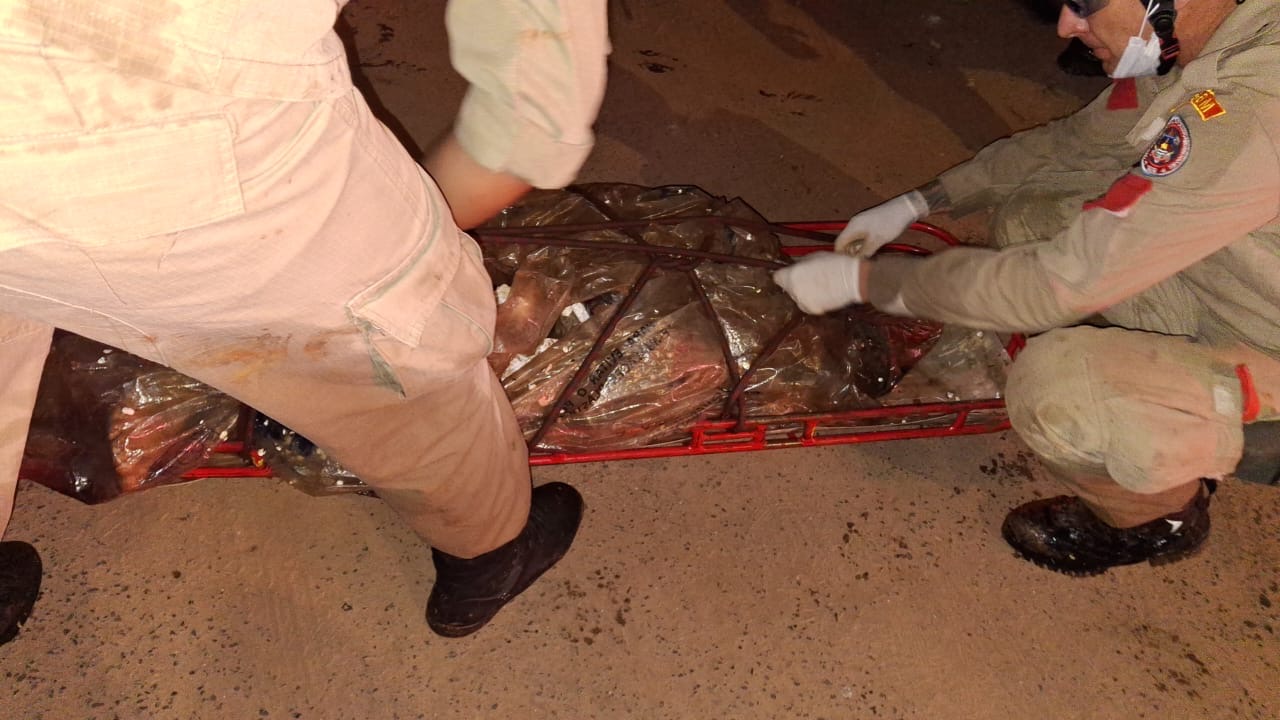 Homem é morto com golpes de foice e corpo é jogado em córrego 