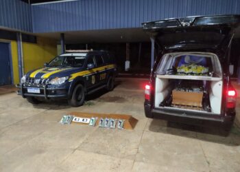 PRF encontra cocaína dentro de caixão durante fiscalização em MS