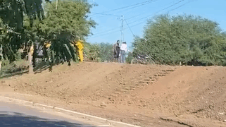 Pediu contato e contato veio: prefeito leva um pedala após dar tapa em celular de mulher que filmava discussão dele com eleitor