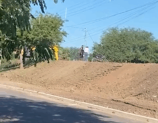 Pediu contato e contato veio: prefeito leva um pedala após dar tapa em celular de mulher que filmava discussão dele com eleitor