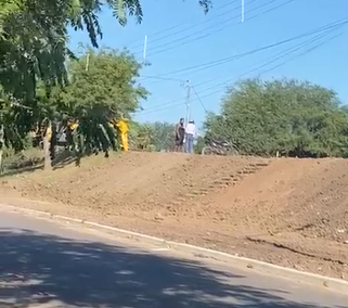 Pediu contato e contato veio: prefeito leva um pedala após dar tapa em celular de mulher que filmava discussão dele com eleitor