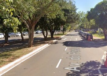 Motociclista fica em estado grave após colisão com caminhonete da Sejusp no Parque dos Poderes