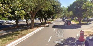 Motociclista fica em estado grave após colisão com caminhonete da Sejusp no Parque dos Poderes
