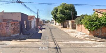 Rapaz de 20 anos é executado a tiros em frente de casa no Tiradentes