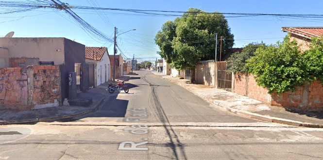 Rapaz de 20 anos é executado a tiros em frente de casa no Tiradentes