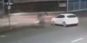 Motociclista é arremessado após colisão com carro em Campo Grande