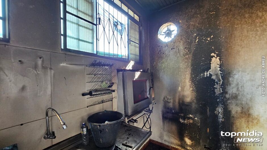 Fritadeira liga sozinha e incendeia chiparia no Tijuca