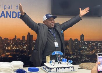 Na Câmara, Buiu ganha festa em dia de visita de autoridades com direito a bolo personalizado