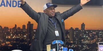 Na Câmara, Buiu ganha festa em dia de visita de autoridades com direito a bolo personalizado