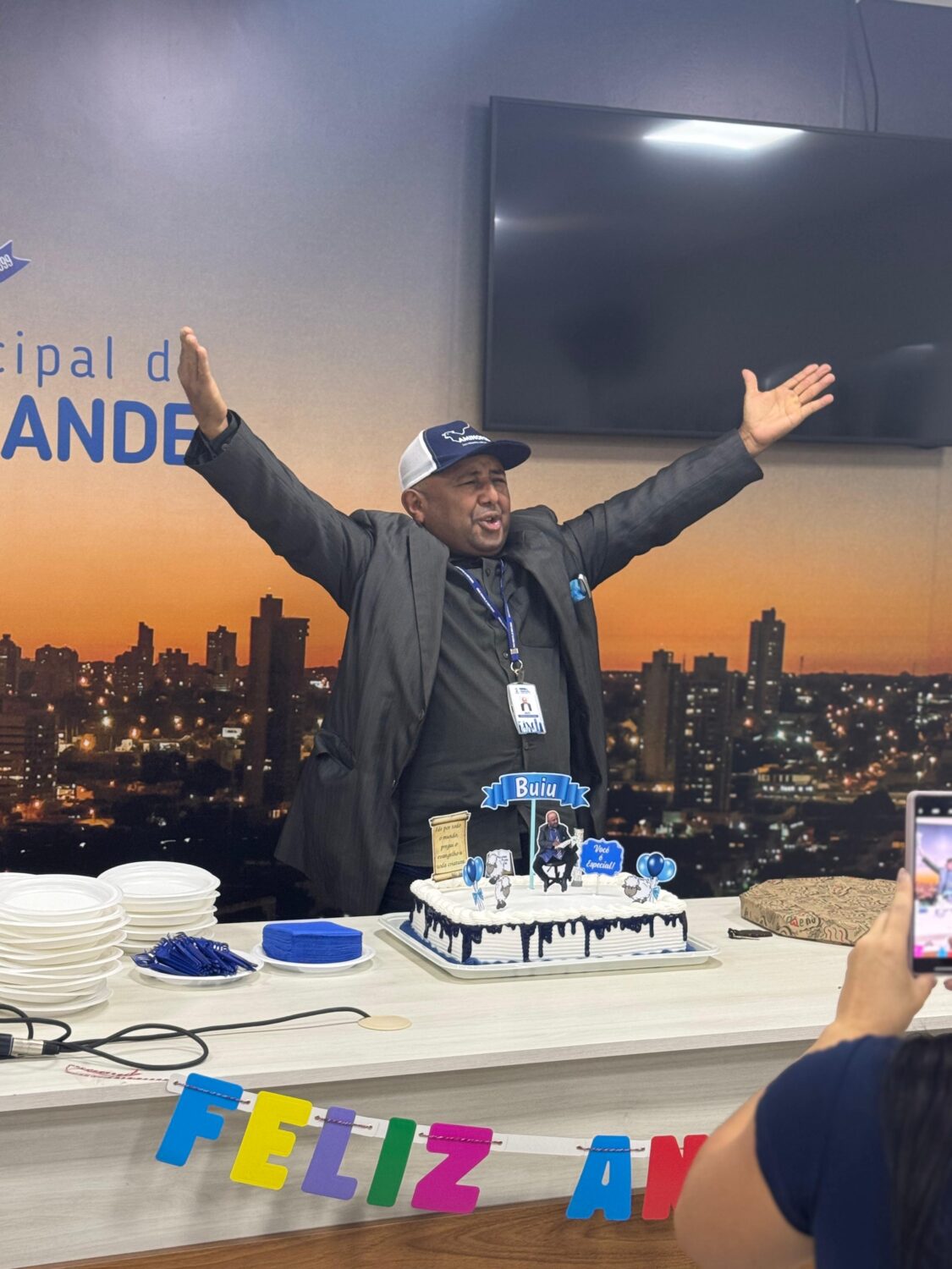 Na Câmara, Buiu ganha festa em dia de visita de autoridades com direito a bolo personalizado