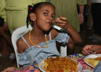 Arraial de Santo Antônio reúne pratos típicos e preços populares na Praça do Rádio Clube; tem cardápio a partir de 5 reais