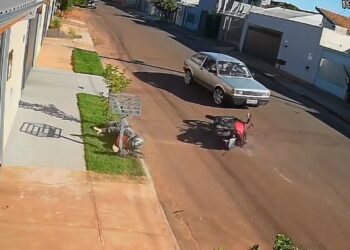 Motociclista é arremessado em batida violenta no Tijuca e escapa com escoriações
