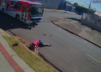 Vídeo: Motoqueiro é socorrido em estado gravíssimo ao ser atingido por ônibus no Tiradentes