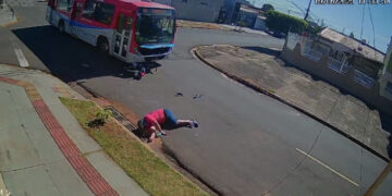 Vídeo: Motoqueiro é socorrido em estado gravíssimo ao ser atingido por ônibus no Tiradentes