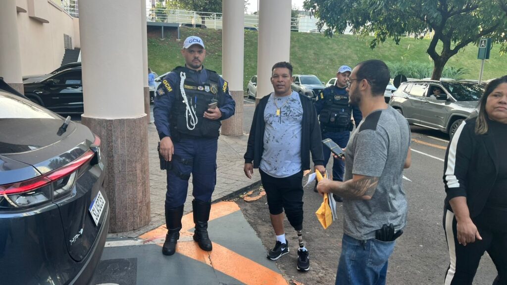 Ação da SAS em shopping aplica “Multa Moral” para conscientizar motoristas sobre vagas especiais Ação da SAS em shopping aplica “Multa Moral” para conscientizar motoristas sobre vagas especiais