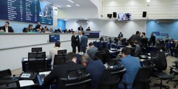 Vereadores votam vetos a projetos de incentivo a empreendedorismo e a publicidade em caçambas