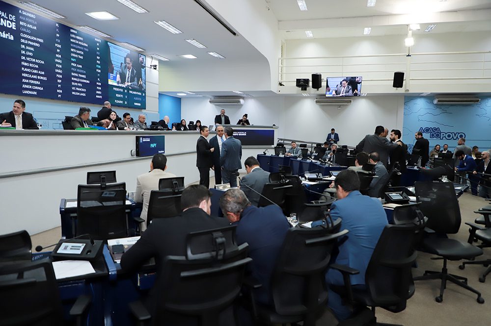Vereadores votam vetos a projetos de incentivo a empreendedorismo e a publicidade em caçambas