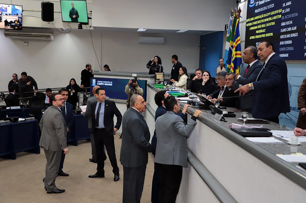 Vereadores votam proibição da planta murta e veto a projeto que atende demanda de mães atípicas