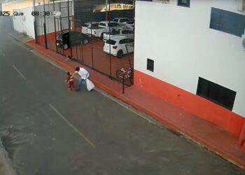 Vídeo: Padrasto é preso após espancar criança de 2 anos no meio da rua em MS