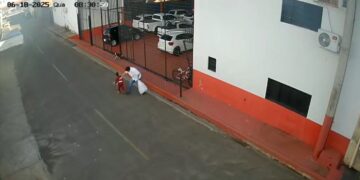 Vídeo: Padrasto é preso após espancar criança de 2 anos no meio da rua em MS