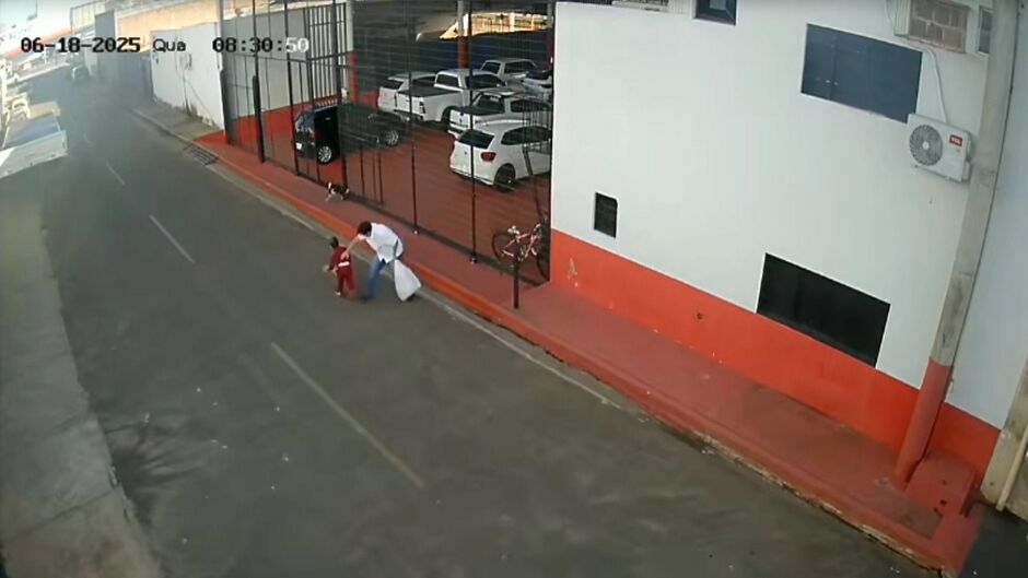Vídeo: Padrasto é preso após espancar criança de 2 anos no meio da rua em MS