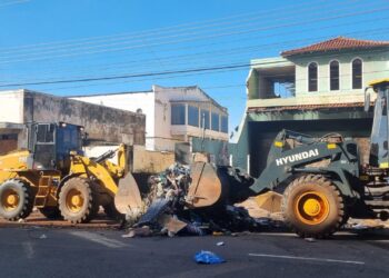 Prefeitura realiza nova ação de limpeza no Bairro Amambaí e retira sete caminhões de entulho