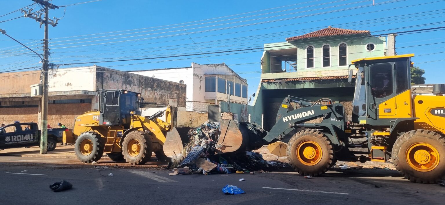 Prefeitura realiza nova ação de limpeza no Bairro Amambaí e retira sete caminhões de entulho