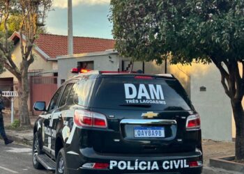 Mulher pede socorro ao ver policial e ex-namorado é preso por perseguição em Três Lagoas