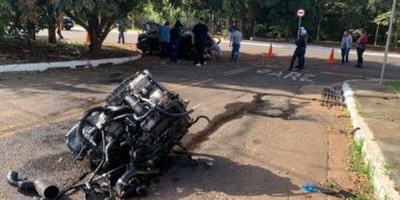 Video: Motorista de 21 anos se fere após perder controle de Audi S3 e colidir com árvore em Campo Grande