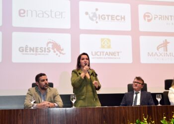 Com projeto de pratas da casa, Adriane ganha prêmio e reconhecimento como Prefeita Inovadora 2025 por avanços em tecnologia publica