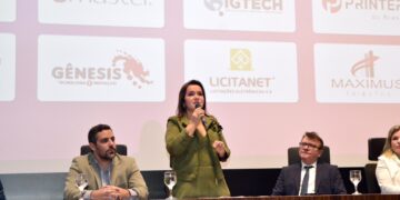Com projeto de pratas da casa, Adriane ganha prêmio e reconhecimento como Prefeita Inovadora 2025 por avanços em tecnologia publica