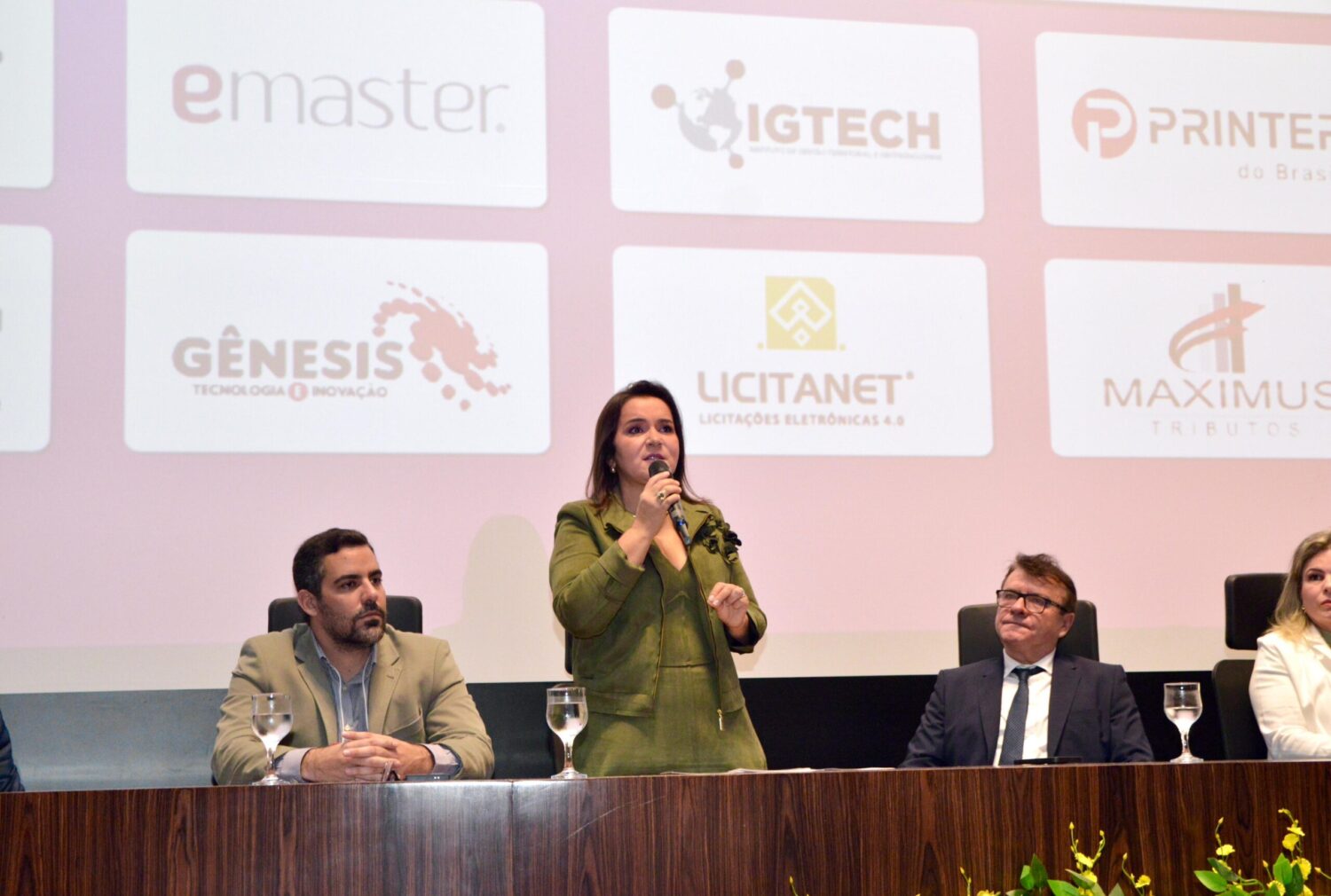Com projeto de pratas da casa, Adriane ganha prêmio e reconhecimento como Prefeita Inovadora 2025 por avanços em tecnologia publica