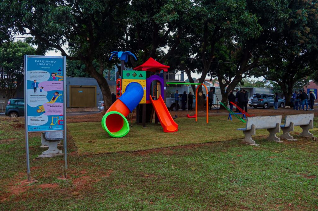 Novo parquinho no Tiradentes garante lazer e segurança para crianças da região Novo parquinho no Tiradentes garante lazer e segurança para crianças da região