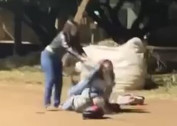 Vídeo: adolescente ataca colega a facadas em saída de escola no Indubrasil