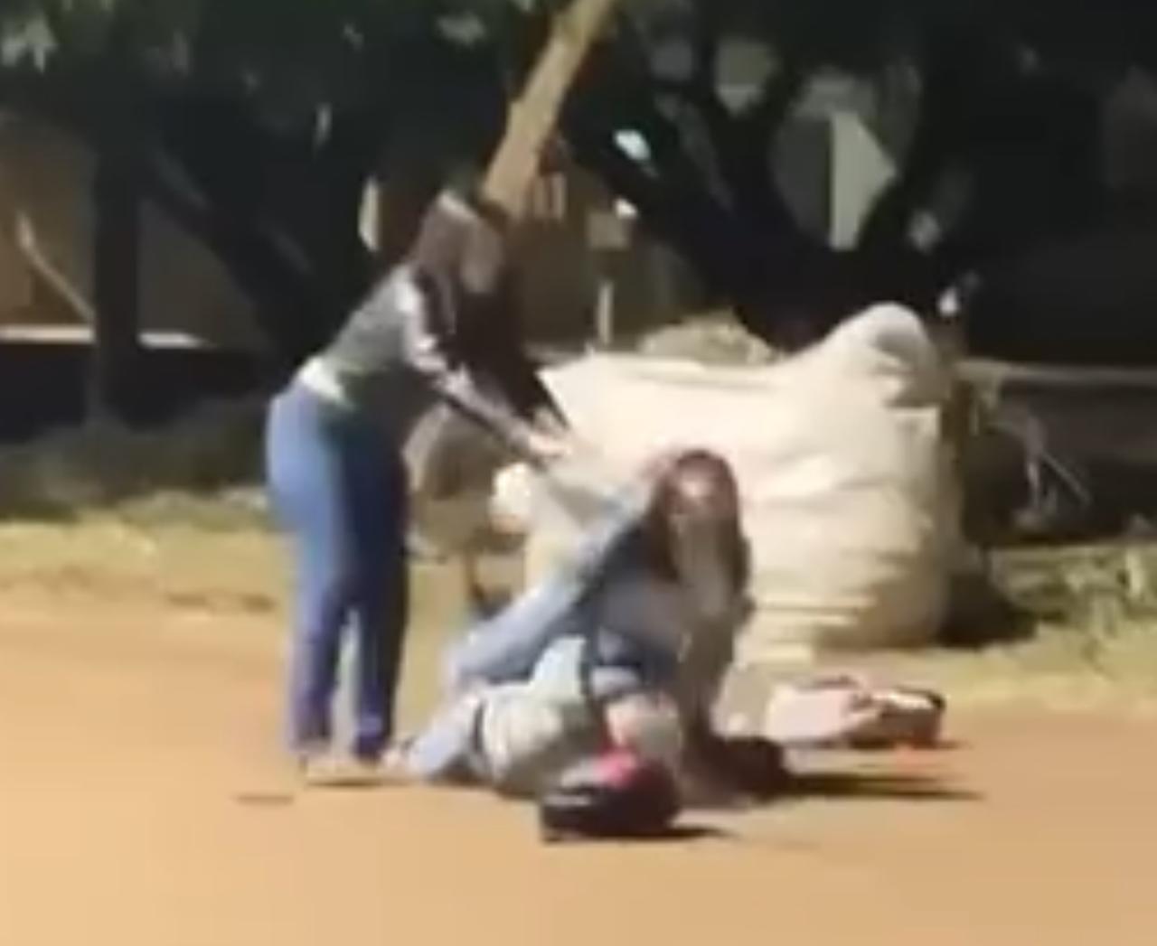 Vídeo: adolescente ataca colega a facadas em saída de escola no Indubrasil
