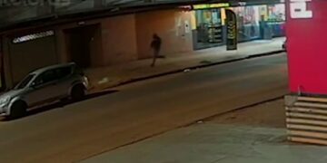 Câmera flagra policial à paisana reagindo a tiroteio que deixou jovem com seis tiros em Campo Grande