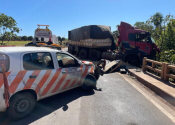 Motorista é socorrido em estado grave em acidente e caminhão quase cai de ponte na BR-163